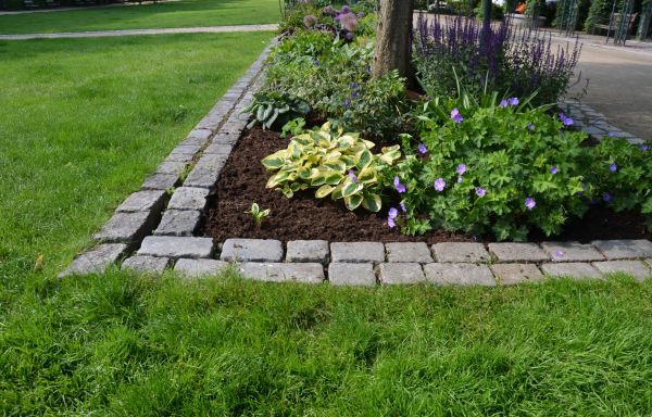 Flower Bed Mulching in Taylor